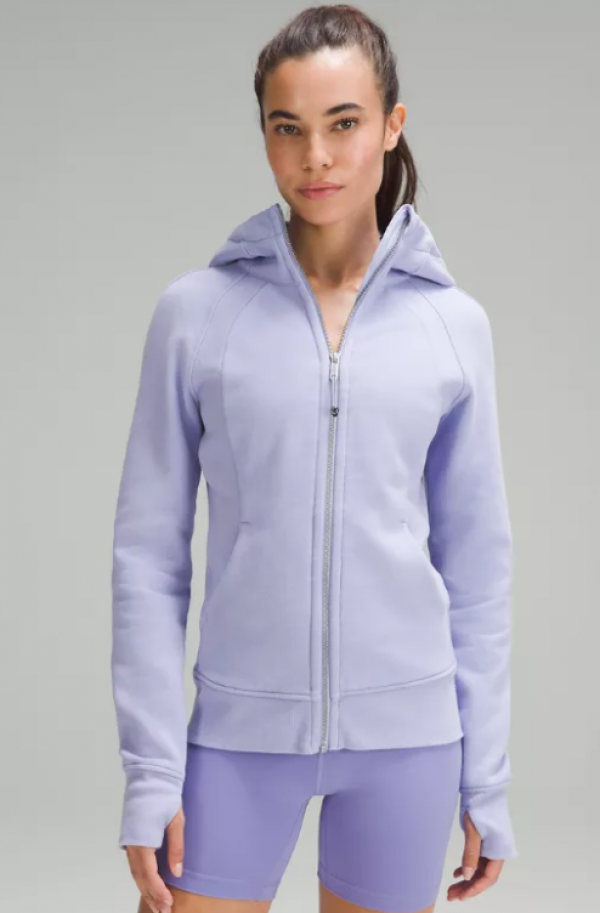 Hoodie dengan desain tali ritsleting dan detail metalik